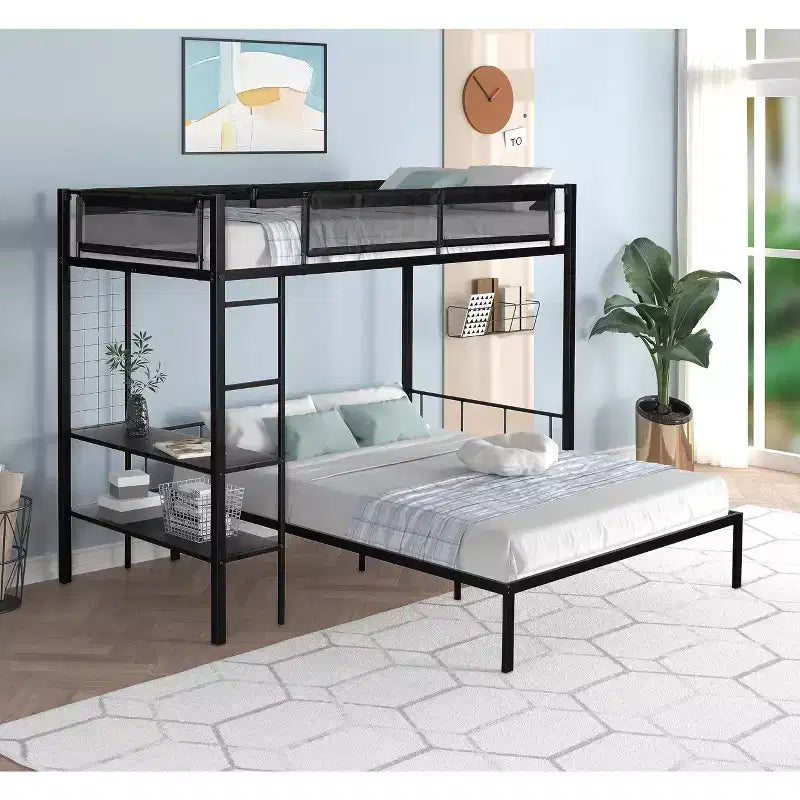 Litera doble sobre matrimonial con panel de rejilla y estantes de 2 niveles, litera de metal con escalera incorporada y barandilla de longitud completa, negra